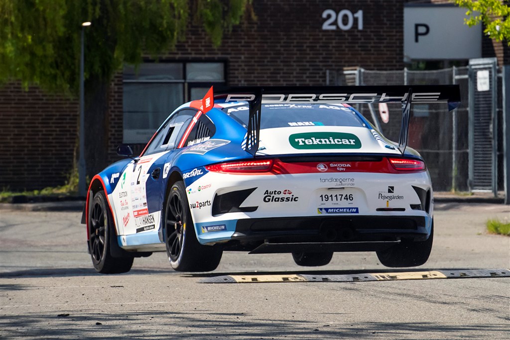 'Hastighedsprøven havde mange fartbump. Det har Porschen ikke undervogn til,' siger Ib Kragh.
(Foto: IK Motorpsport)